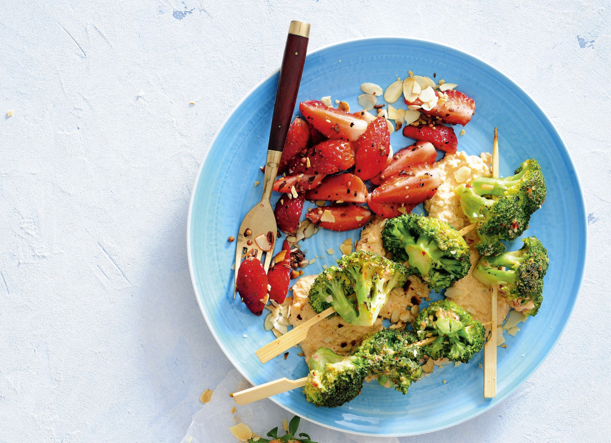 Szaszłyki z brokuła z truskawkami i sosem z orzeszków ziemnych