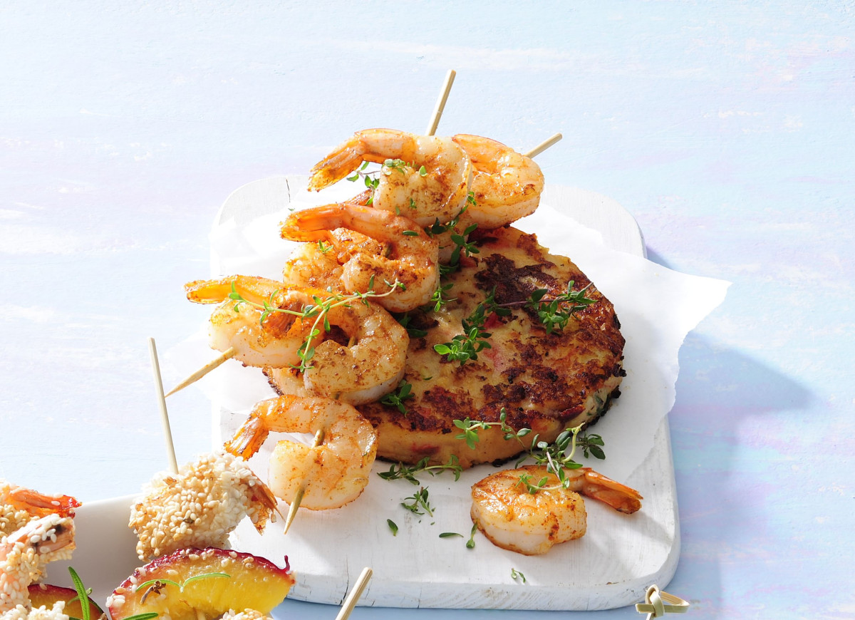 Szaszłyki z krewetek na placku ziemniaczanym