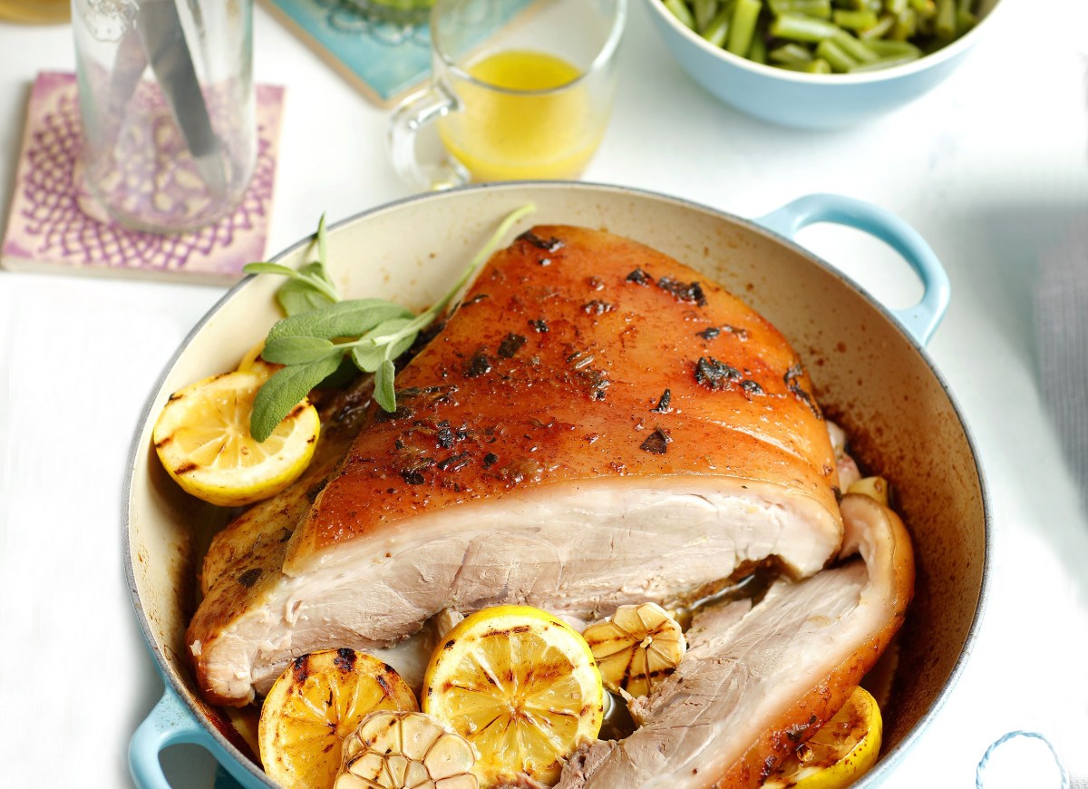 Szynka wolno pieczona z czosnkiem, cytryną i szałwią