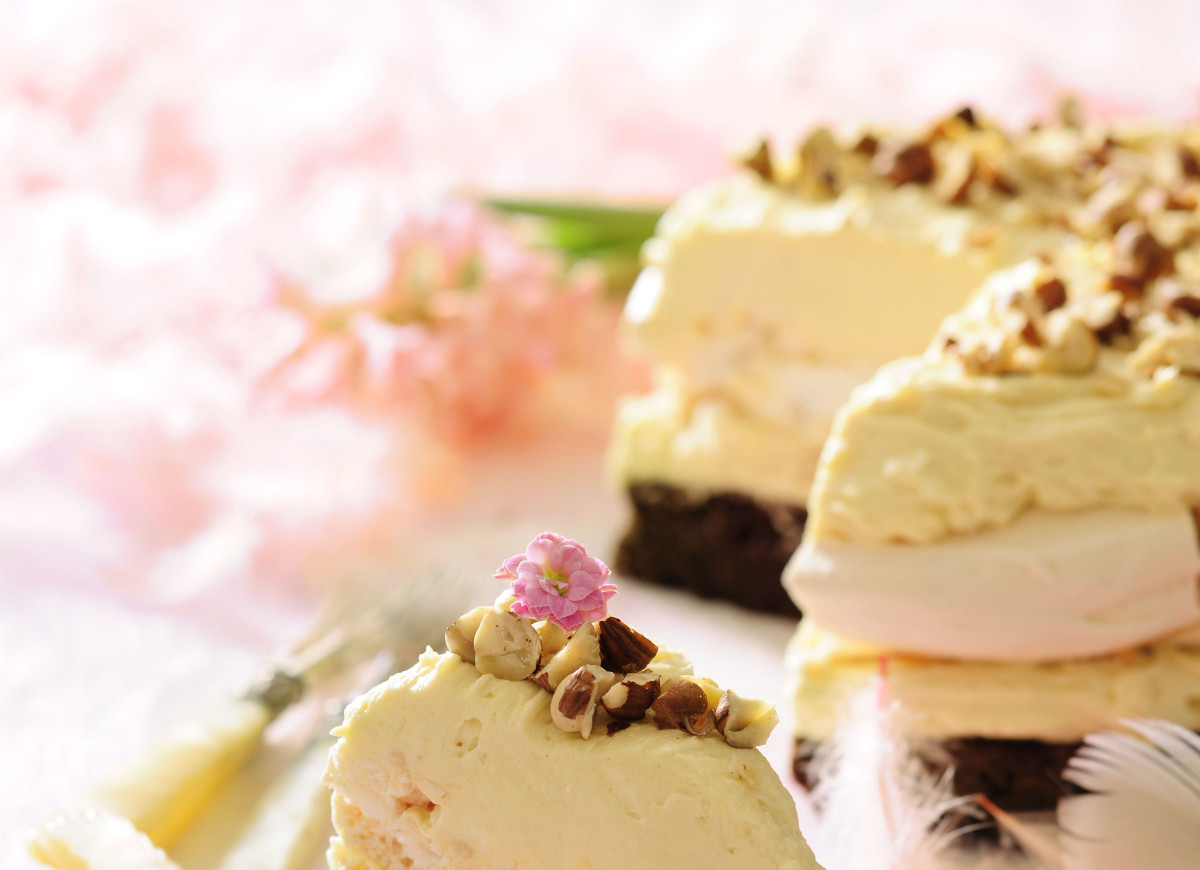 Tort bezowo-orzechowo-czekoladowy