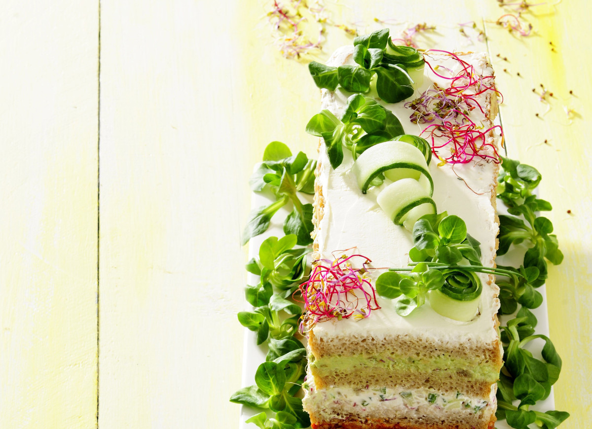 Tort kanapkowy z pastami warzywnymi