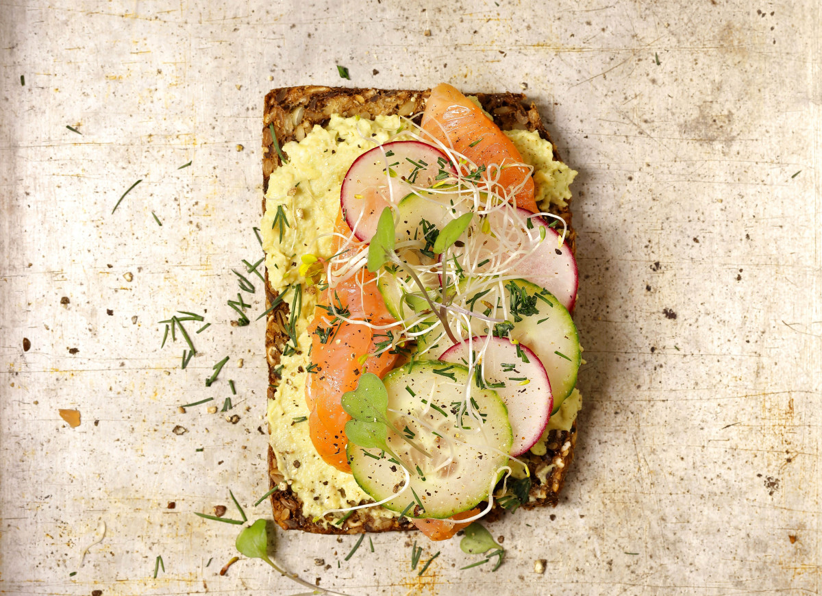 Tosty z awokado, łososiem i ogórkiem