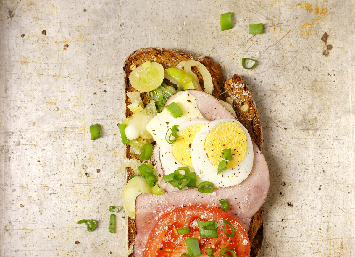 Tosty z dymką, szynką i jajkiem