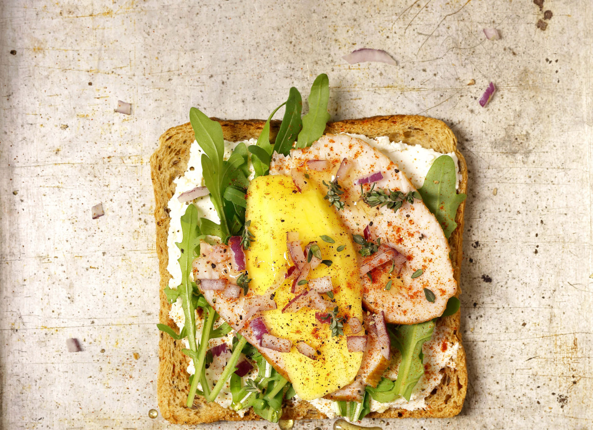 Tosty z kurczakiem, mango i czerwoną cebulą