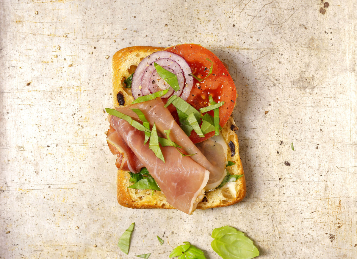 Tosty z prosciutto, bazylią i masłem ziołowym