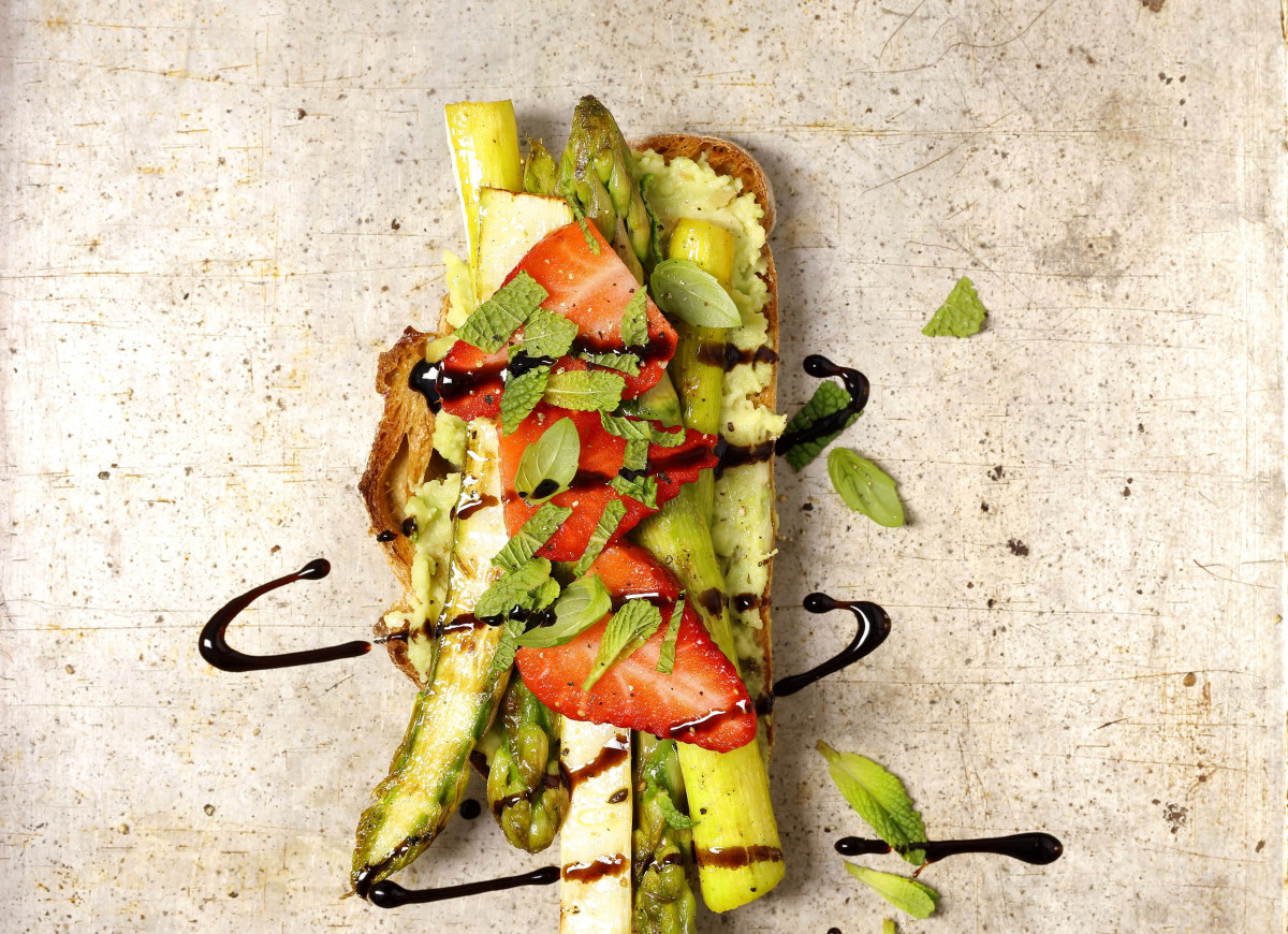 Tosty ze szparagami, awokado i truskawkami