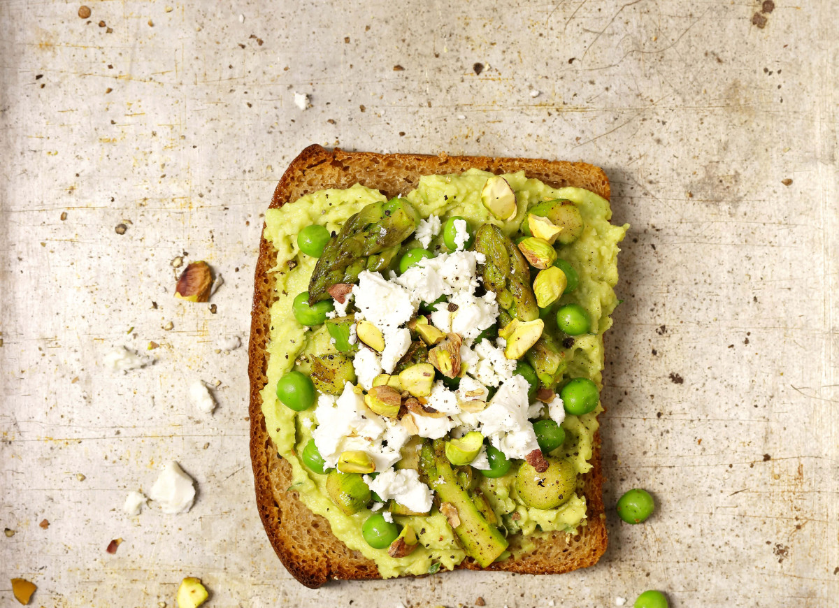 Tosty ze szparagami, fetą i groszkiem