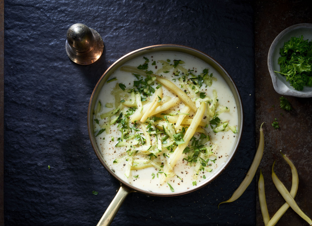 Zupa czosnkowa z  fasolką szparagową i cukinią
