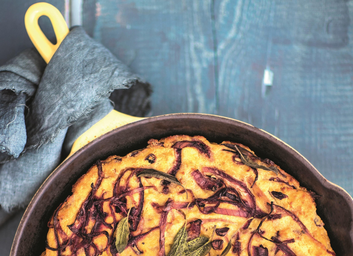 Frittata z chlebem, czerwona cebulą i szałwią