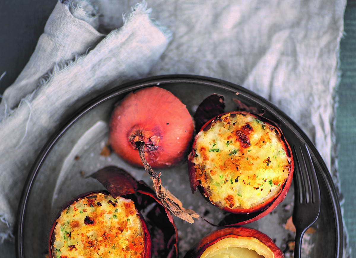Pieczone, faszerowane cebule z ciasteczkami amaretti