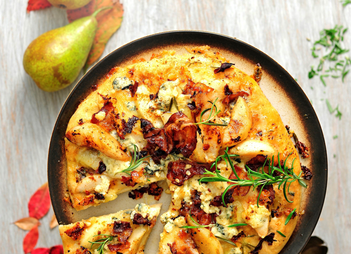 Pizza z trzema serami, boczkiem i gruszką