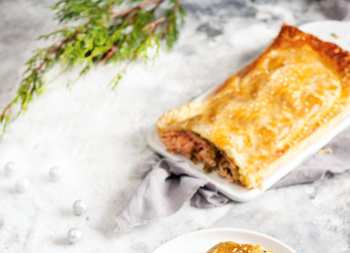 Łosoś z porem w cieście francuskim