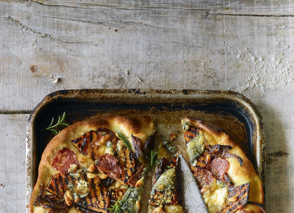 Pizza z grillowaną dynią i serem pleśniowym