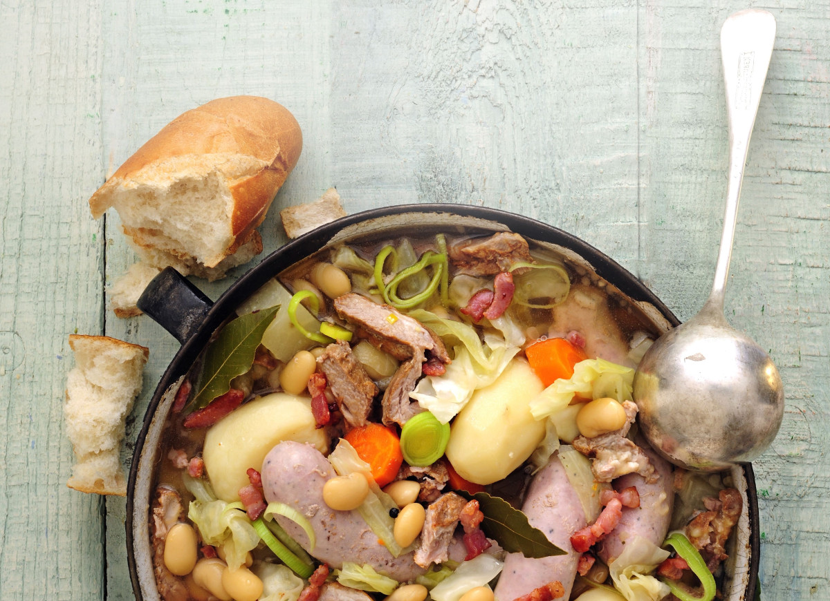 Zupa wiejska z kapustą, fasolą i białą kiełbasą