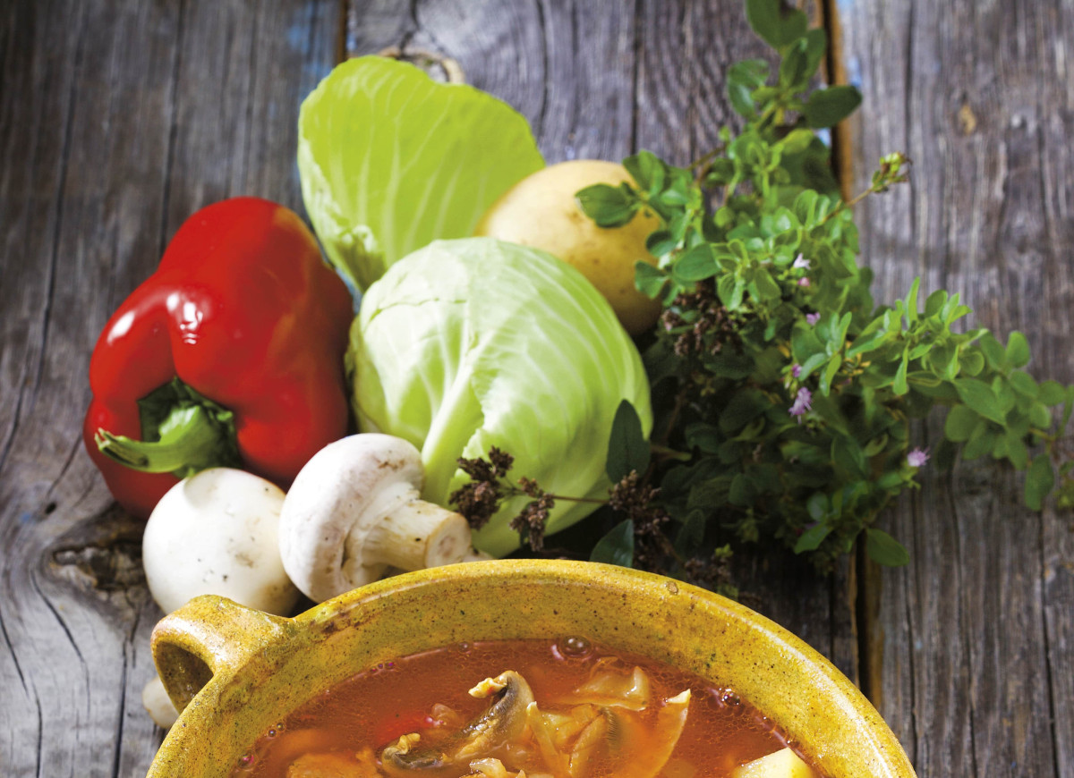 Zupa ziemniaczana z kiełbasą i pieczarkami