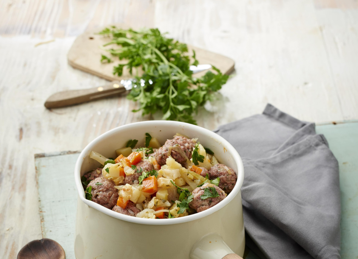 Garnek warzyw z klopsikami