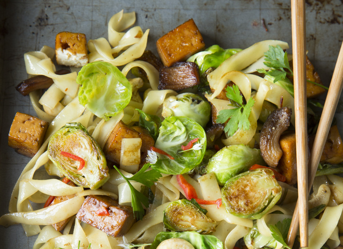 Stir fry z brukselką, tofu i boczniakami