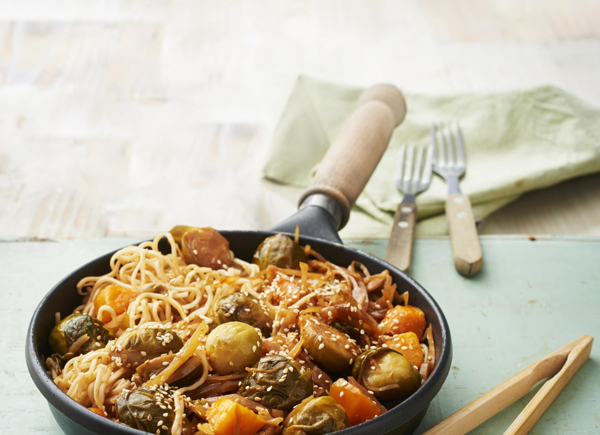 Makaron mie z dynią i brukselką