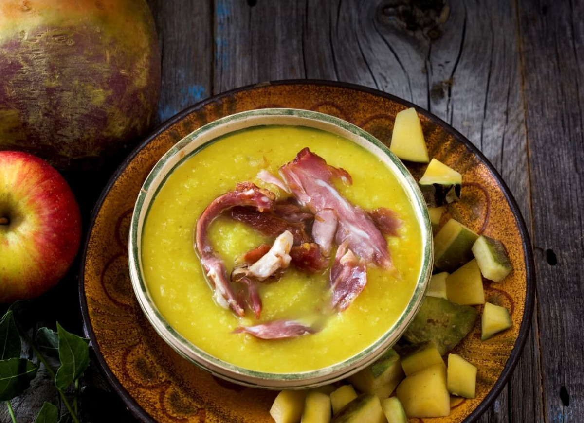 Zupa z brukwi na wędzonych żeberkach