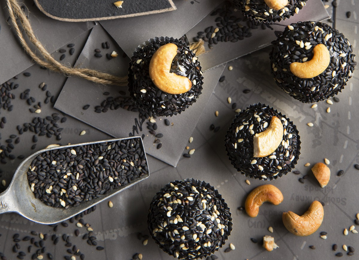 Czarne trufle z orzechami nerkowca