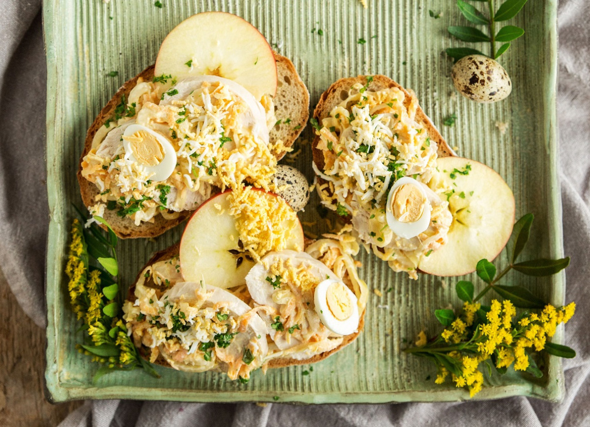 Hiszpańskie kanapki z pastą z kurczaka i jajkiem