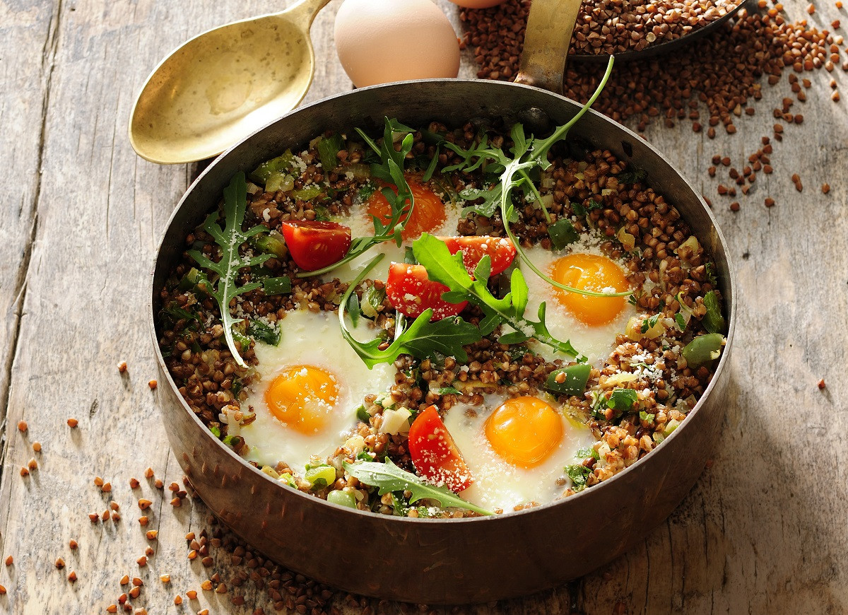 Kasza gryczana z jajkami sadzonymi