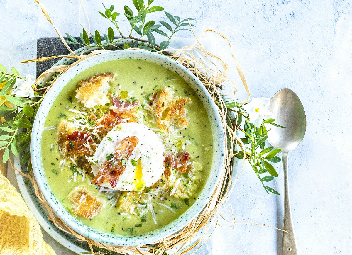 Krem z zielonego groszku z jajkiem w koszulce