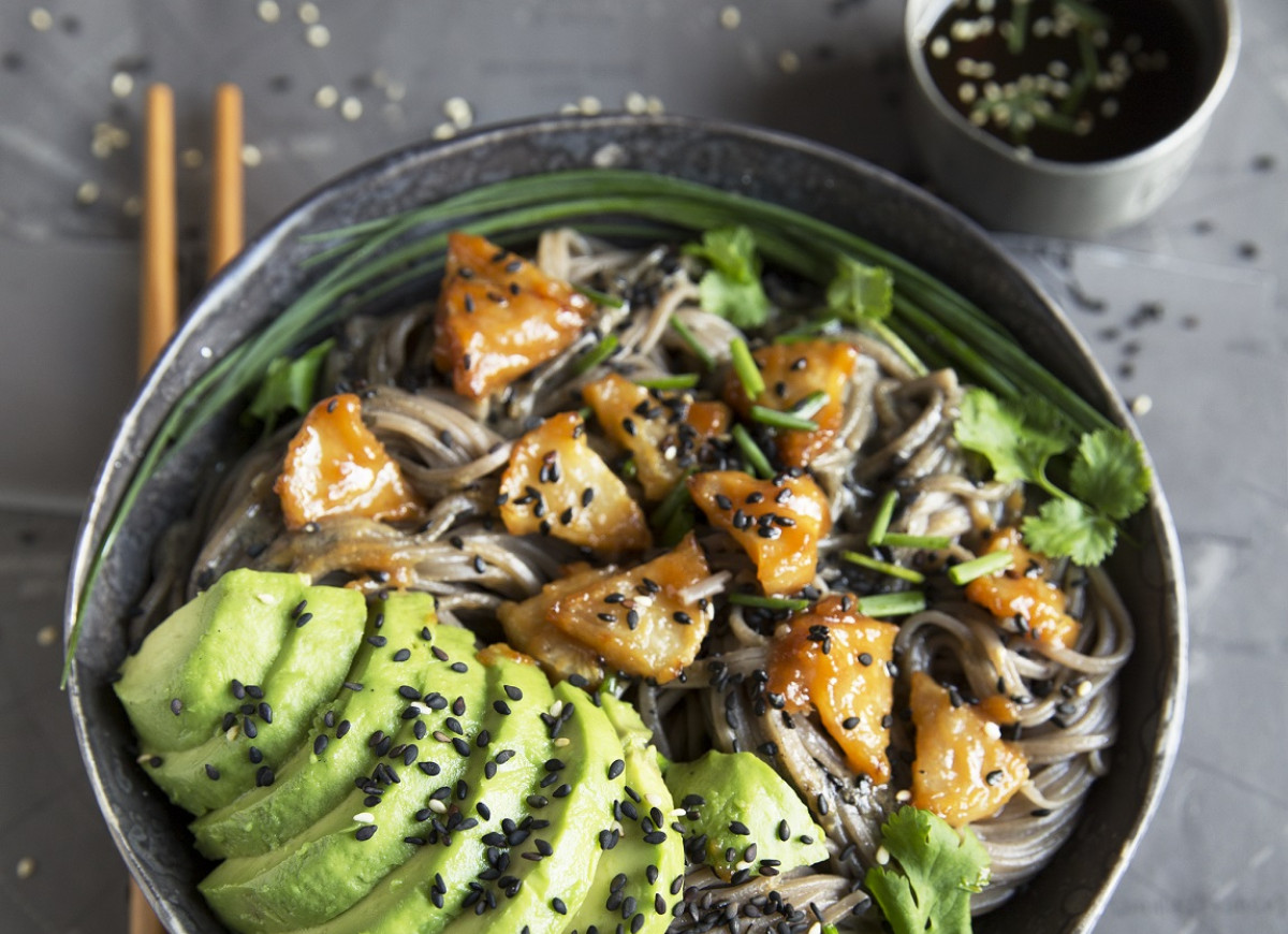 Makaron soba z sosem sezamowym i glazurowaną białą rzepą