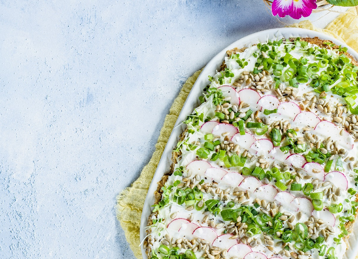 Mazurek serowy na chlebowym spodzie