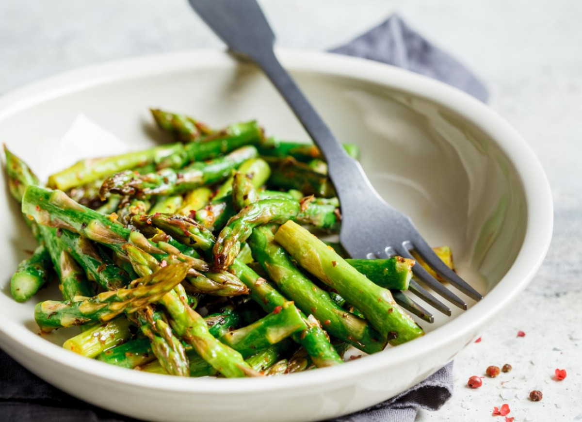 Zielone szparagi smażone na maśle