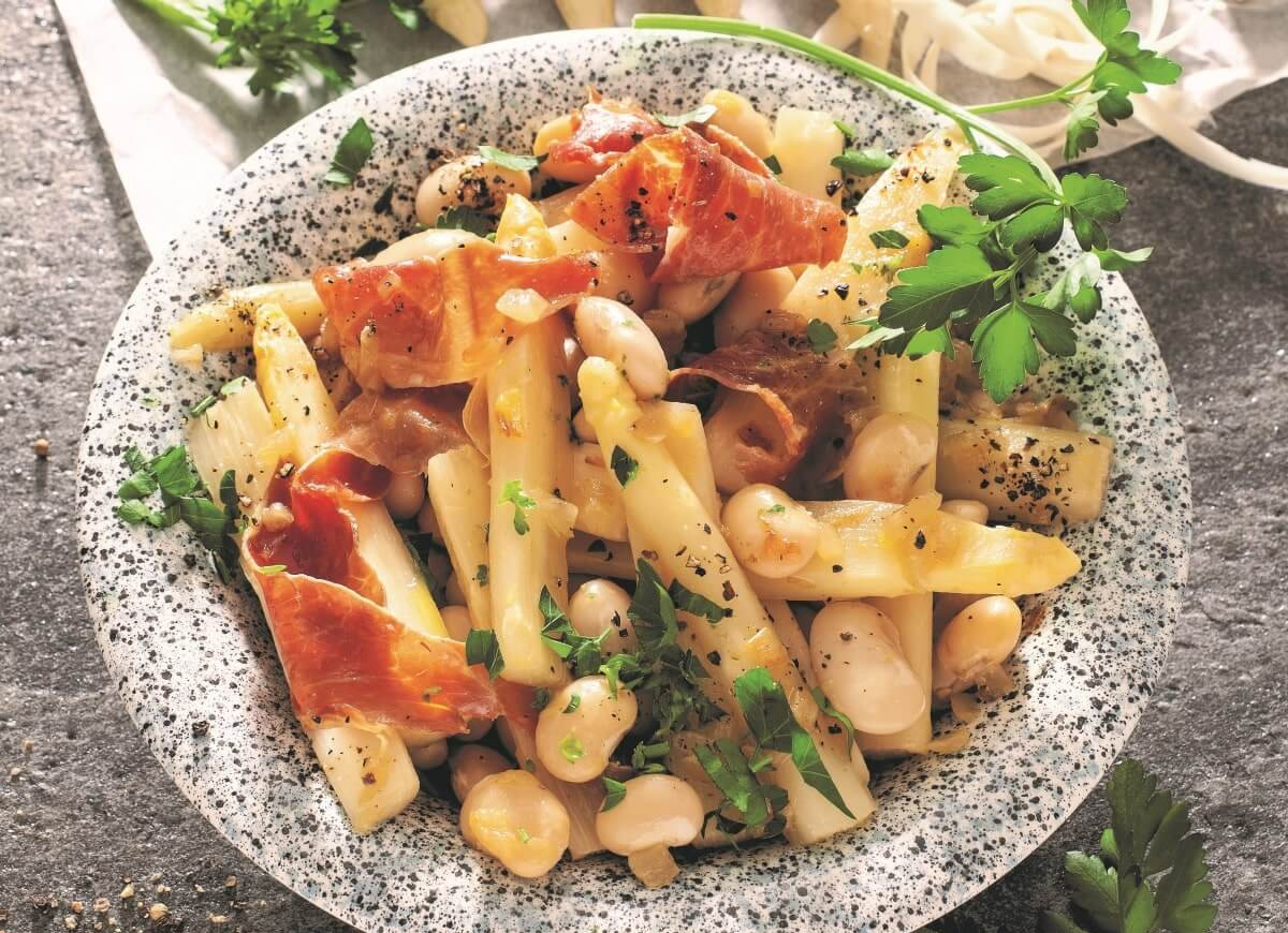 Białe szparagi z fasolą i szynką wiejską