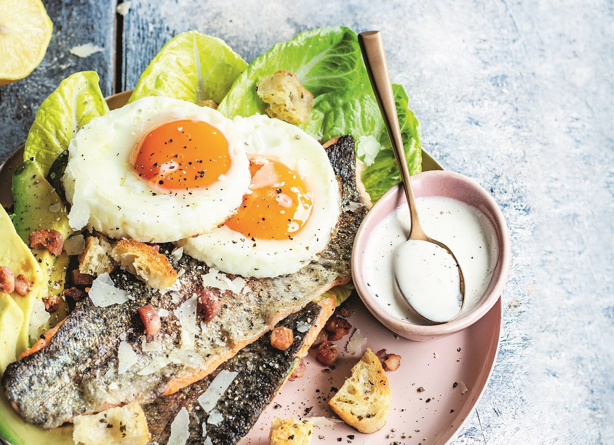 Sałatka cezar z pstrągiem