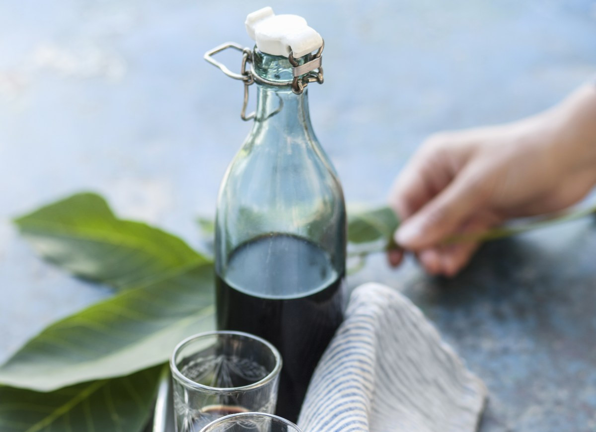 Orzechówka z zielonych orzechów włoskich Nocino