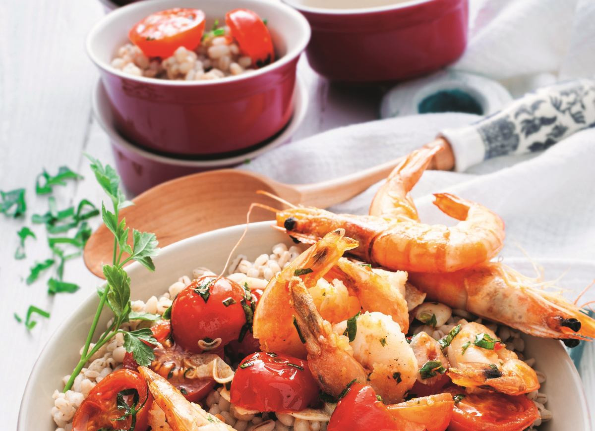 Krewetki tygrysie z pomidorkami koktajlowymi i pęczakiem