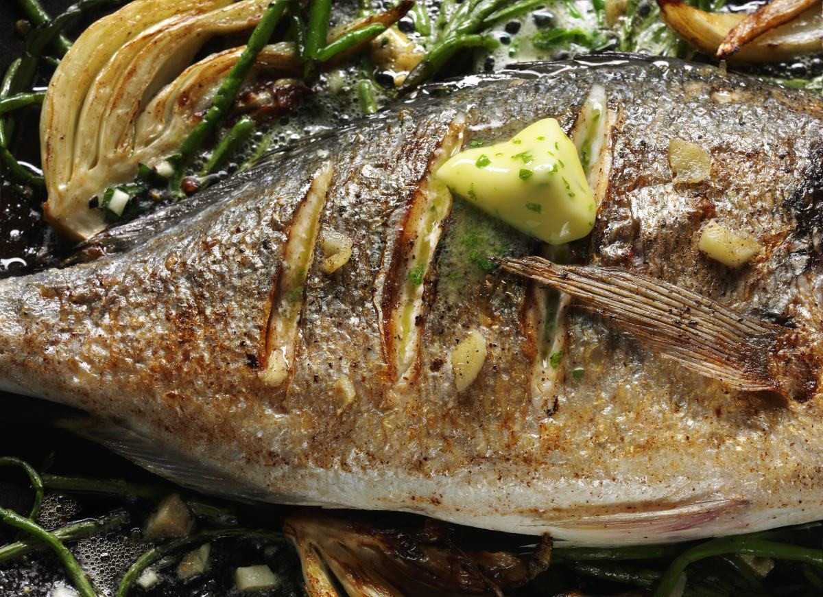 Okoń z masełkiem czosnkowym - przepis