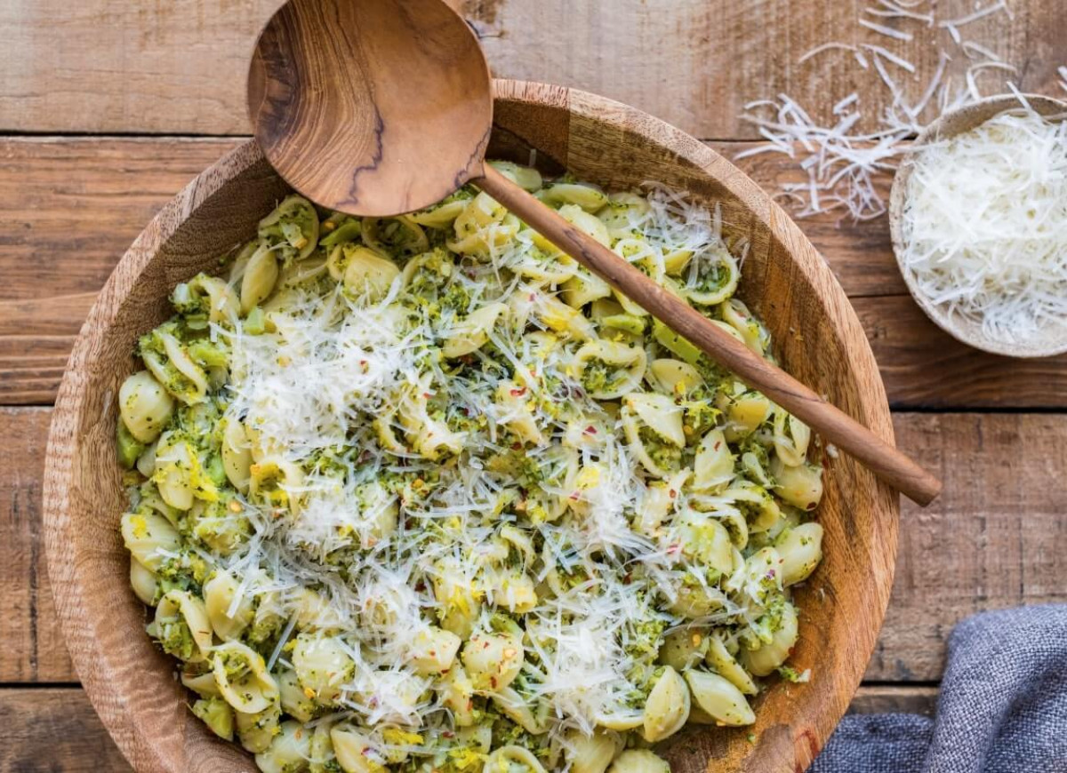 Orecchiette z brokułami, suszonymi pomidorami i parmezanem