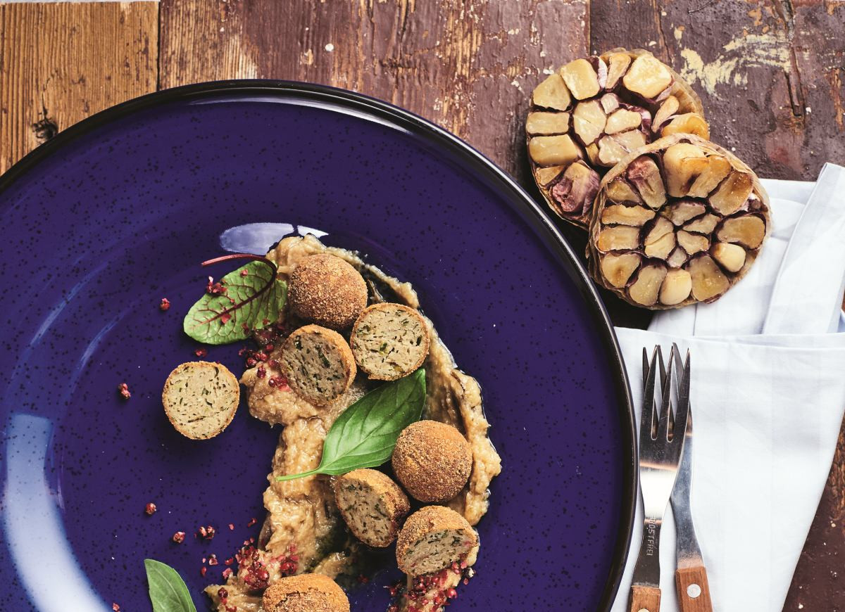 Pulpeciki z bakłażana z kremem z pieczonego czosnku