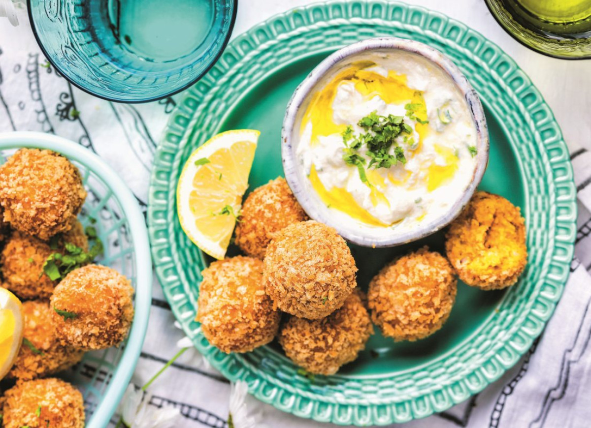 Falafel z marchewką i dip jogurtowy