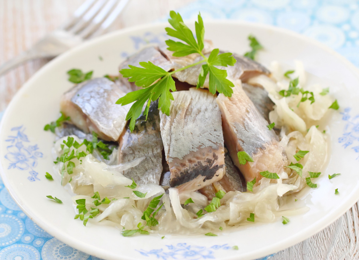 Śledzie w oleju z cebulką