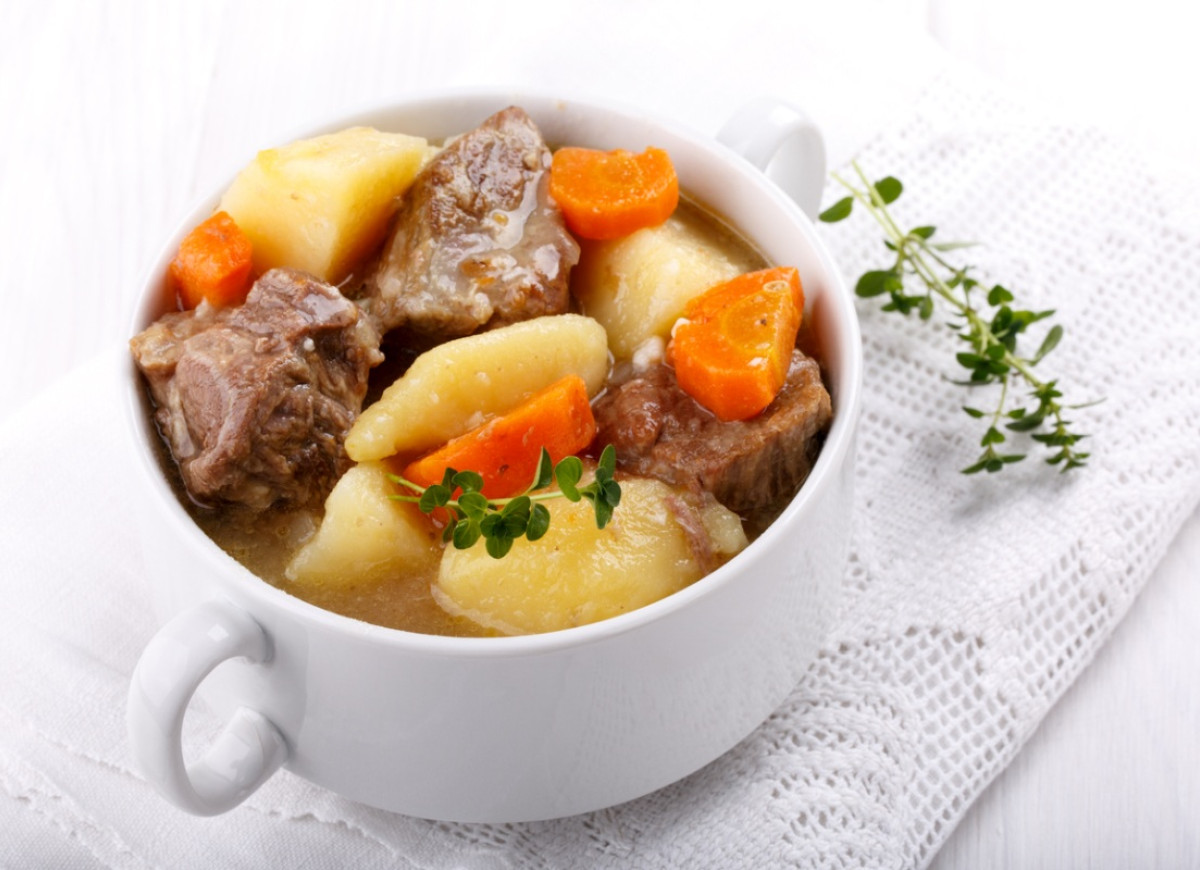 gulasz z łopatki z pietruszką i marchewką