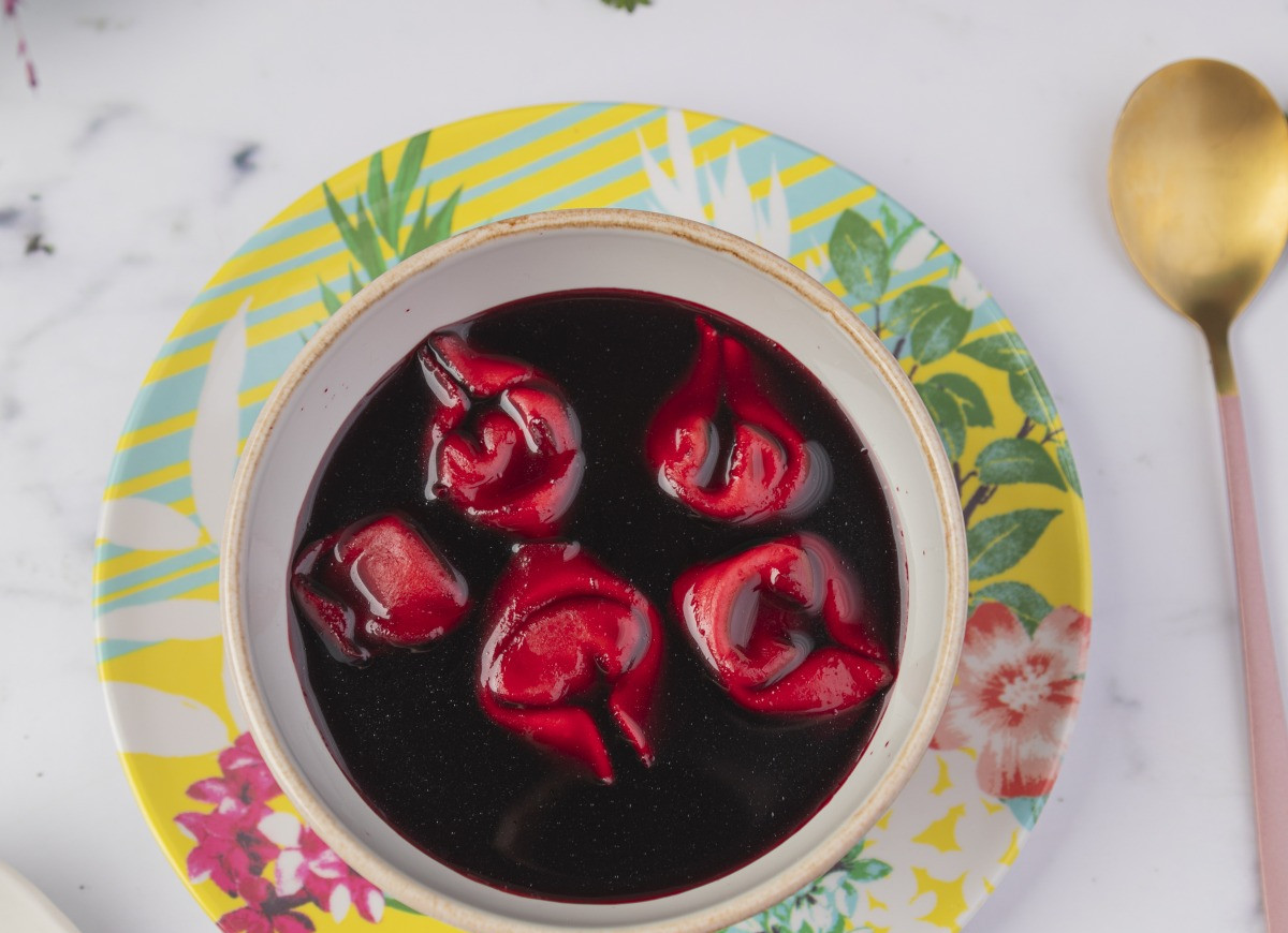 Kołduny wegańskie z czerwonym barszczem