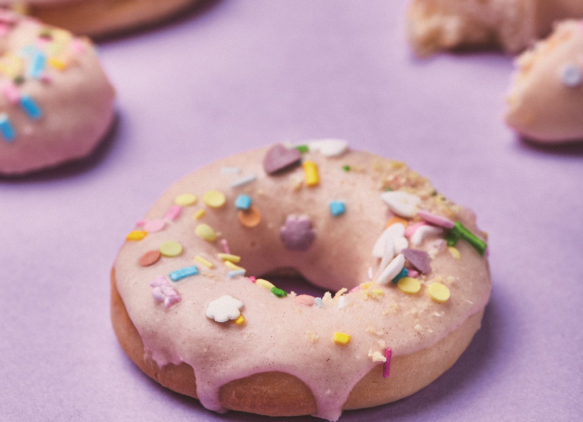 Donuty drożdżowe z białą czekoladą