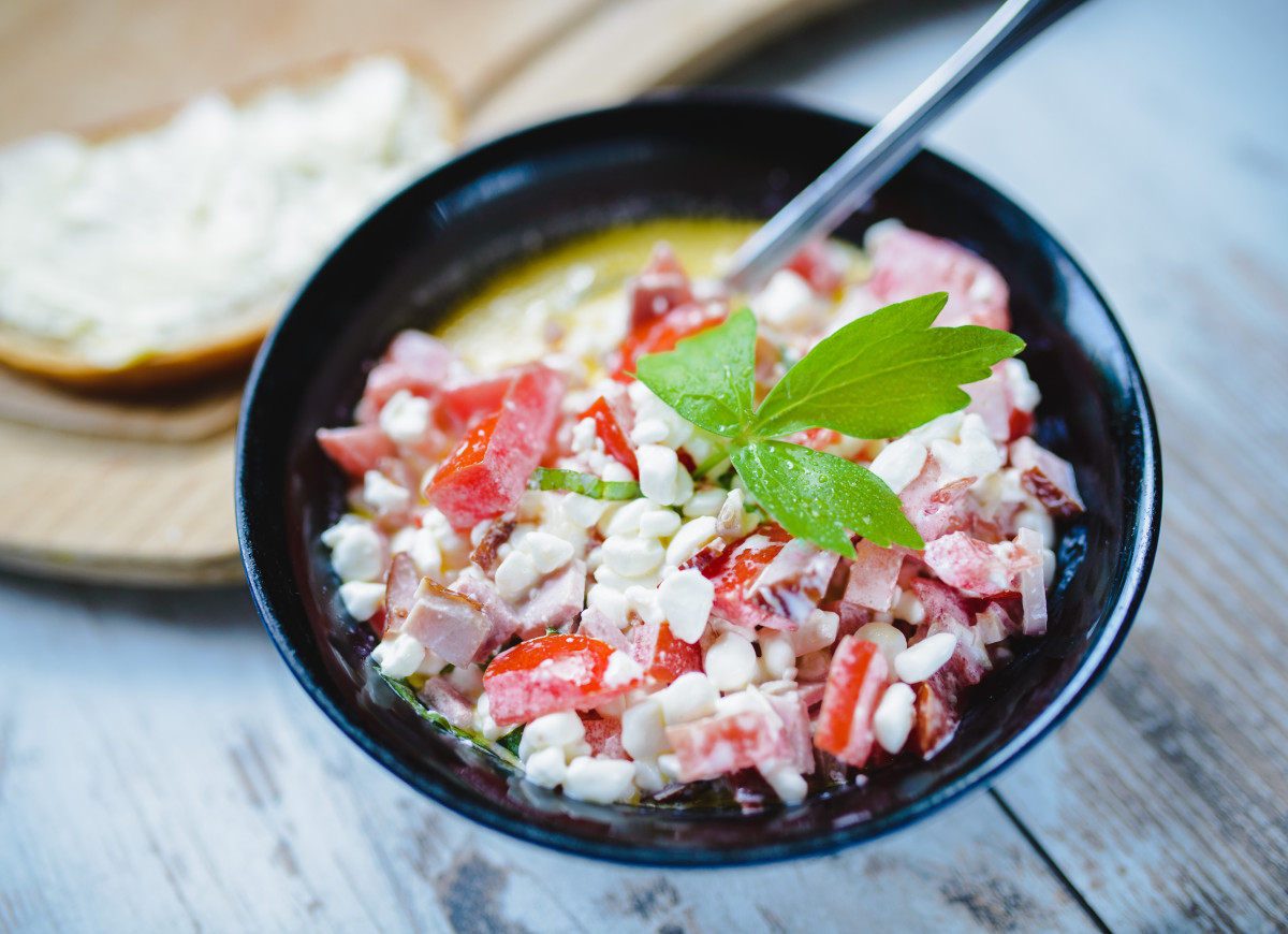 sałatka z pomidorem i serkiem