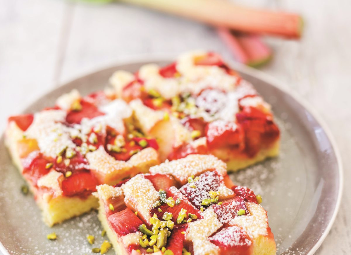 Biszkopt z rabarbarem