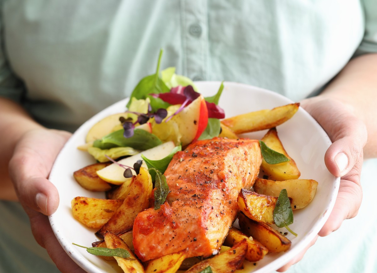 Łosoś z piekarnika z ziemniakami