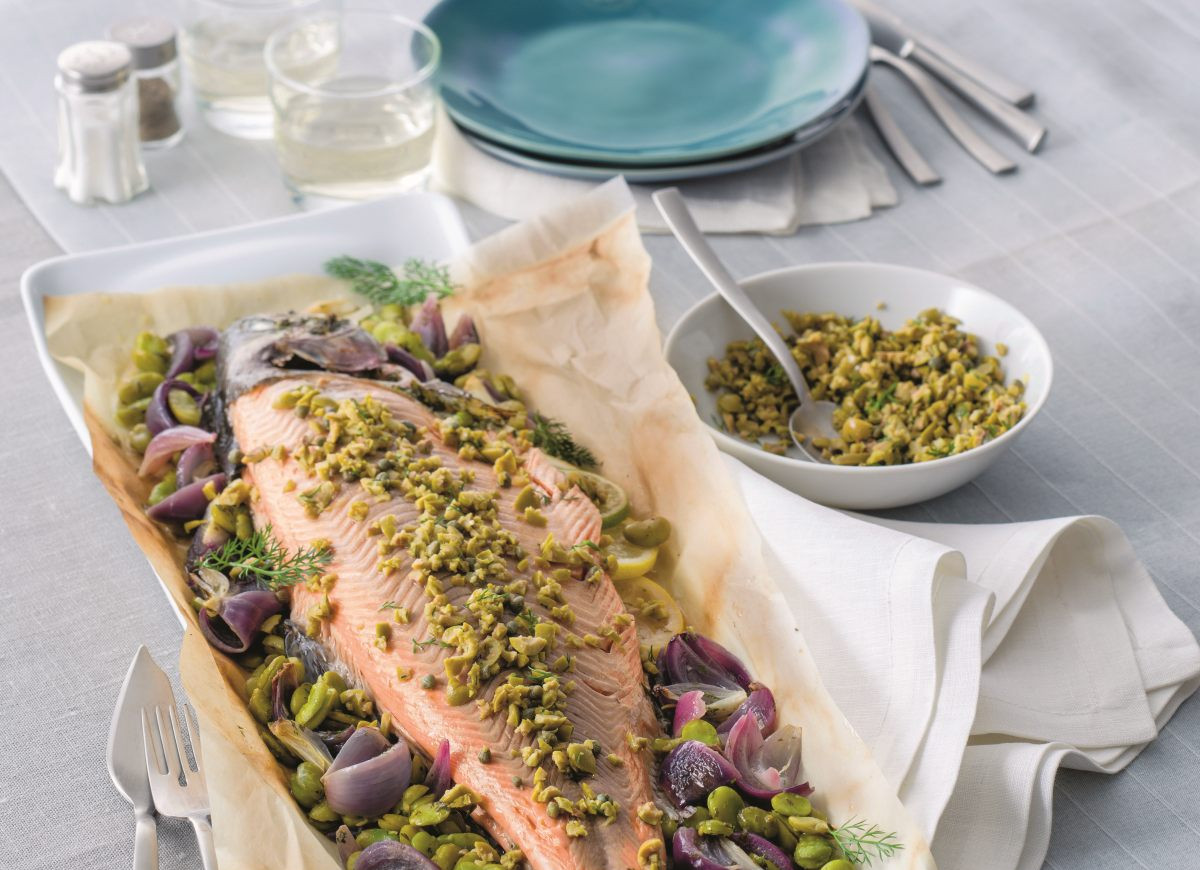 Pstrąg łososiowy z bobem i cebulą