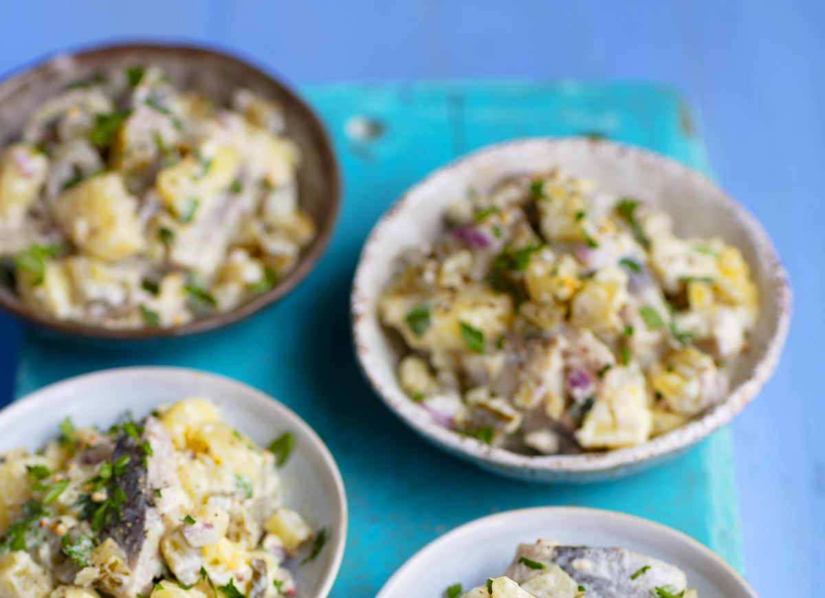 Sałatka śledziowa z ziemniakami i ogórkiem kiszonym