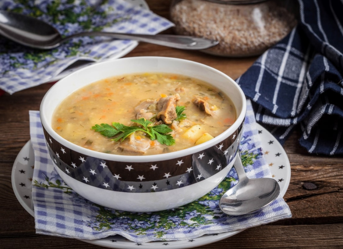 Krupnik z kaszy jęczmiennej z warzywami i mięsem