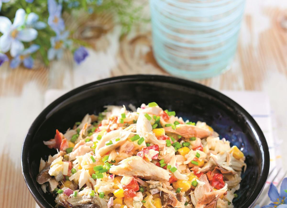 Najprostsza sałatka z makreli wędzonej