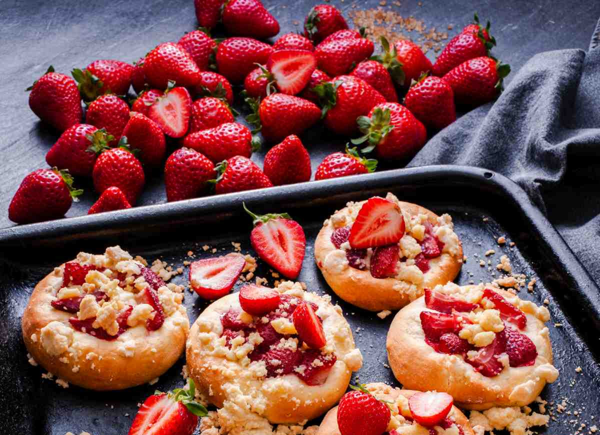 Drożdżówki z truskawkami